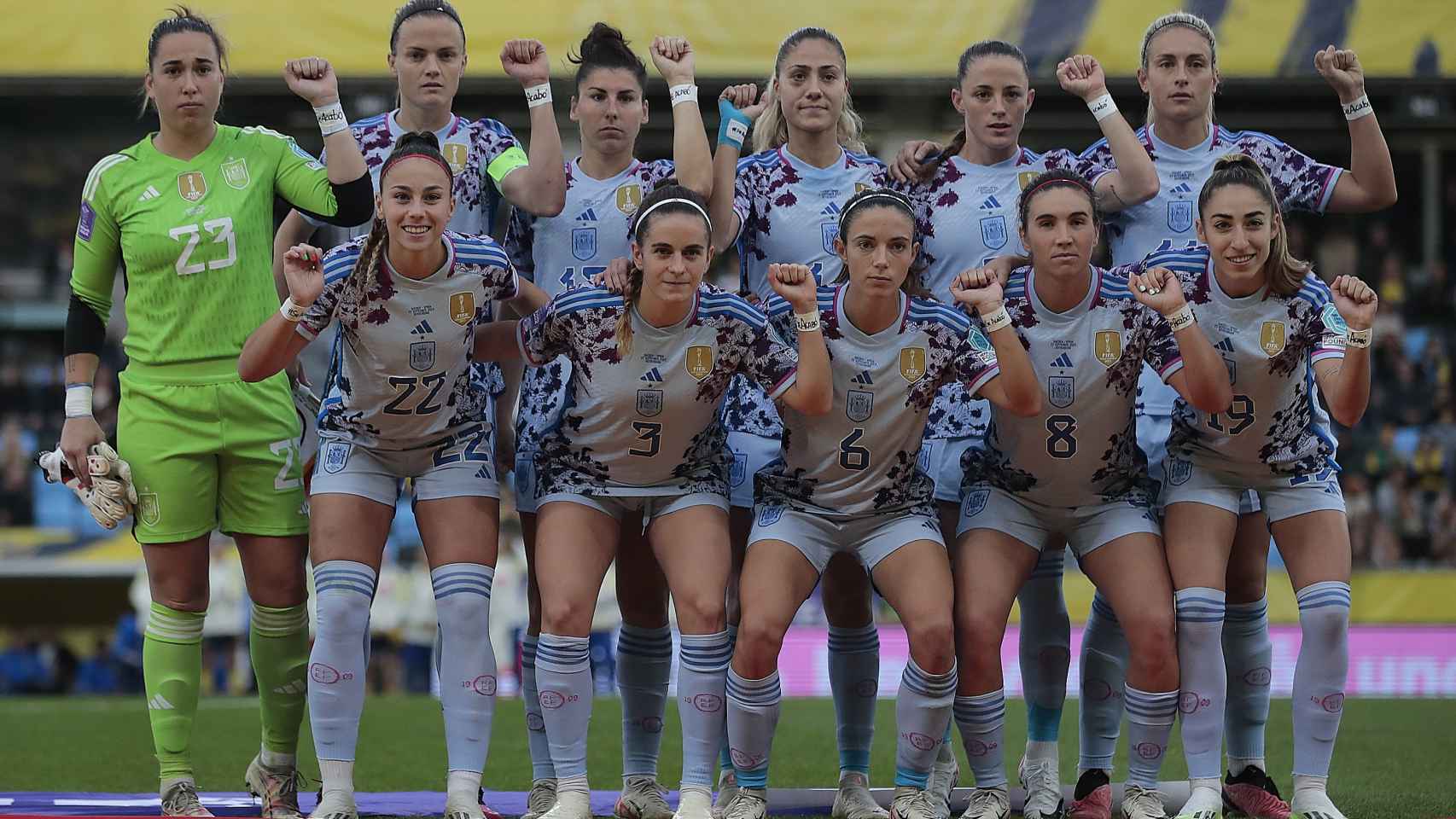 Las jugadoras de la selección española levantan el puño y muestran el mensaje Se acabó en sus muñecas