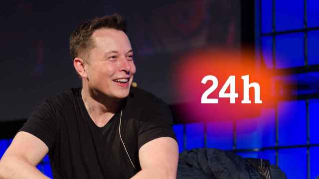 Fotomontaje de una foto de Elon Musk con el logotipo de Canal 24 horas