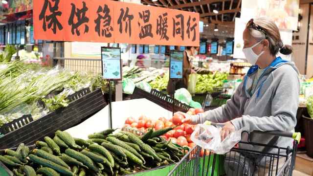 Una mujer compra en un supermercado en Pekín.