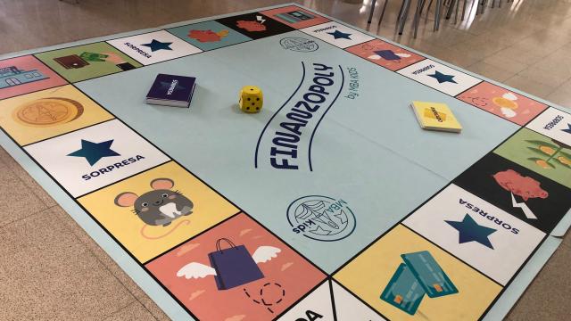 Imagen de un taller de formación a niños y adolescentes en educación financiera.