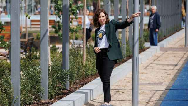 La presidenta de la Comunidad de Madrid, candidata a la reelección y presidenta del Partido Popular (PP) de Madrid, Isabel Díaz Ayuso, da un paseo por el Parque de Santander, en el distrito de Chamberí.