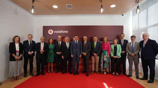 Juanma Moreno y el CEO de Vodafone España, Mario Vaz, junto al resto de autoridades en Málaga.