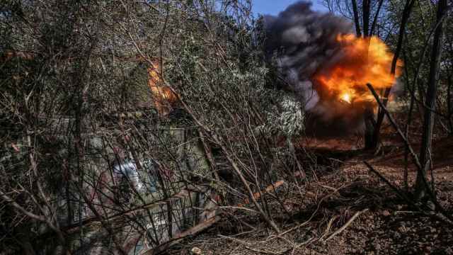 Un vehículo ucraniano dispara contra las tropas rusas
