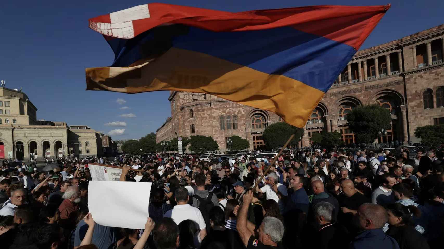Manifestantes se reúnen cerca del edificio del gobierno armenio en Ereván después de que Azerbaiyán lanzara una operación militar en la región de Nagorno Karabaj.