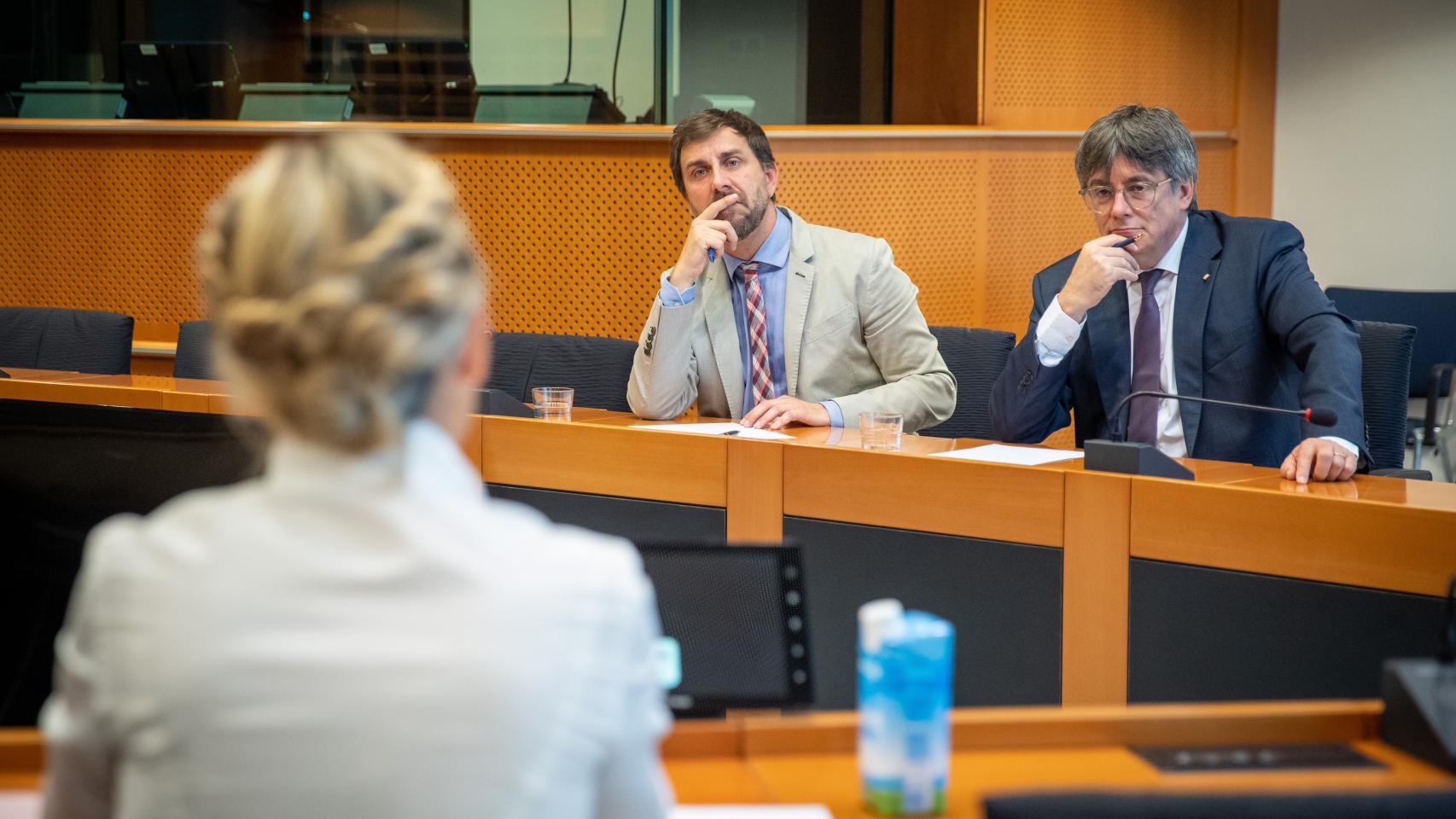 El líder de Junts Carles Puigdemont y Antoni Comín, escuchan a la vicepresidenta segunda del Gobierno, Yolanda Díaz, el pasado 4 de septiembre en el Parlamento europeo, en Bruselas (Bélgica).