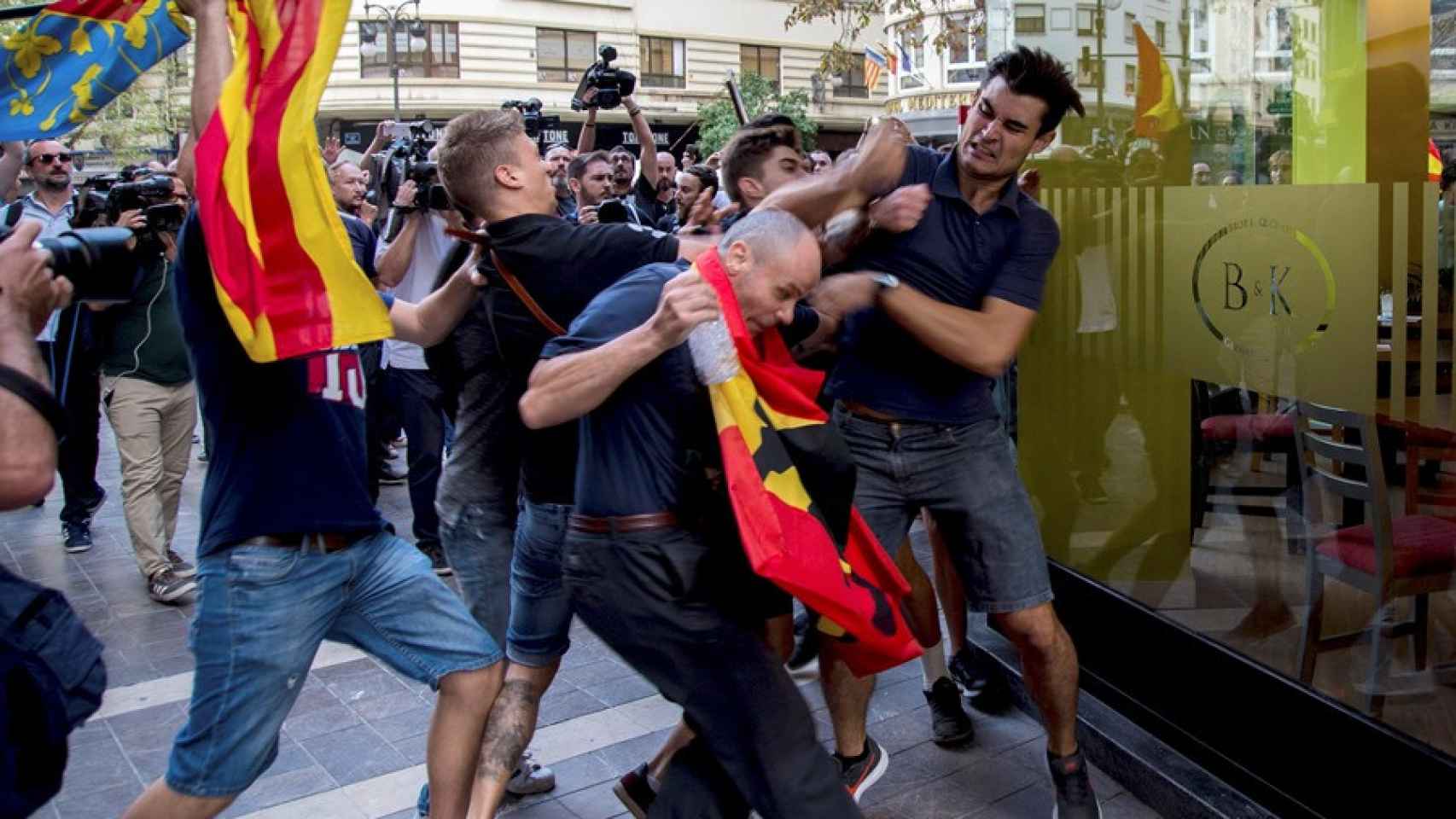 Enfrentamientos entre los asistentes a la tradicional manifestación de entidades de izquierda y nacionalista del 9 d'Octubre de 2017.