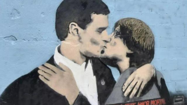 El artista Tvboy pinta el beso entre Sánchez y Puigdemont en el parque de Glòries de Barcelona.