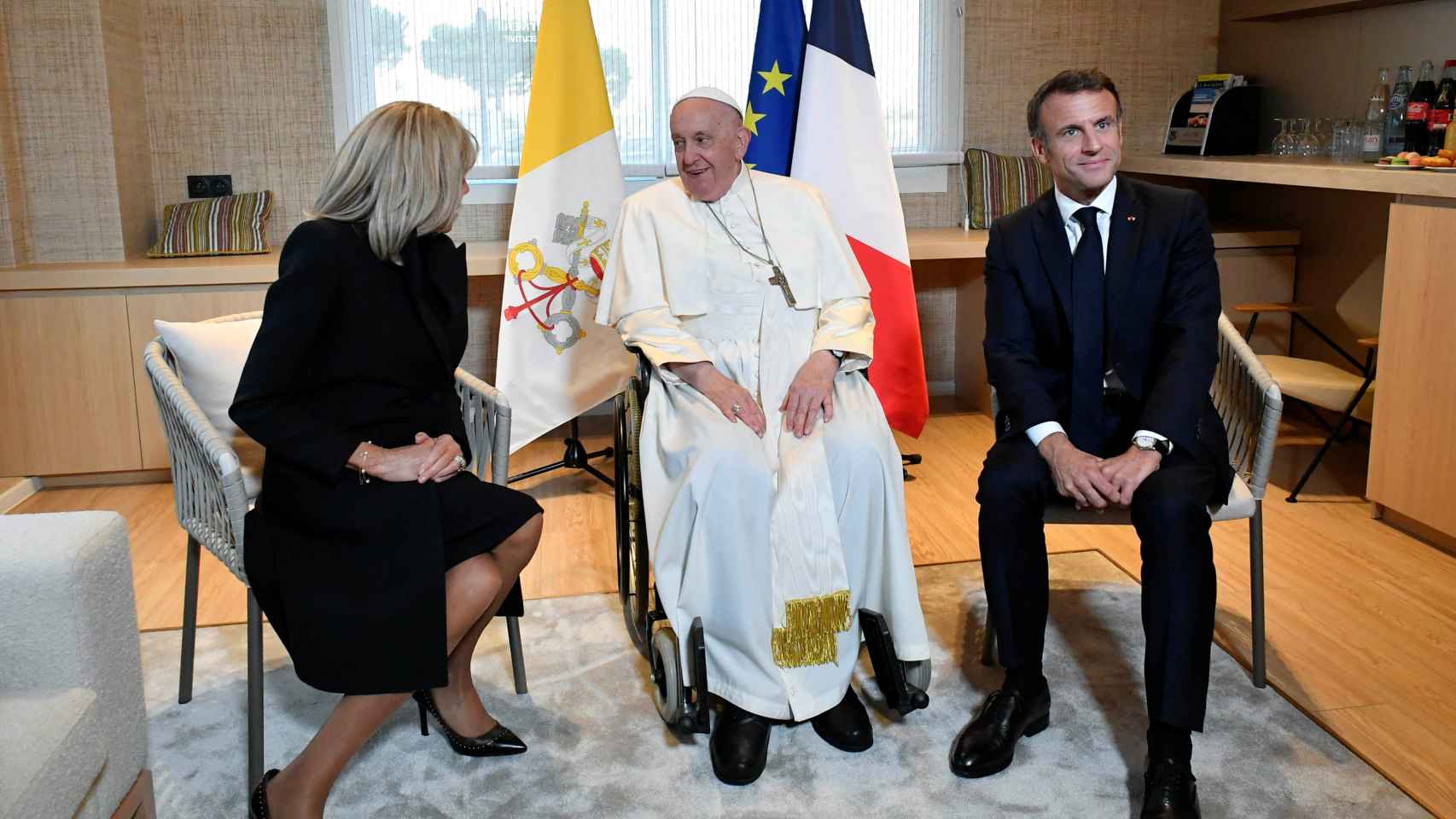 El Papa Francisco junto a Emmanuel Macron (D) y su mujer Brigitte (I)