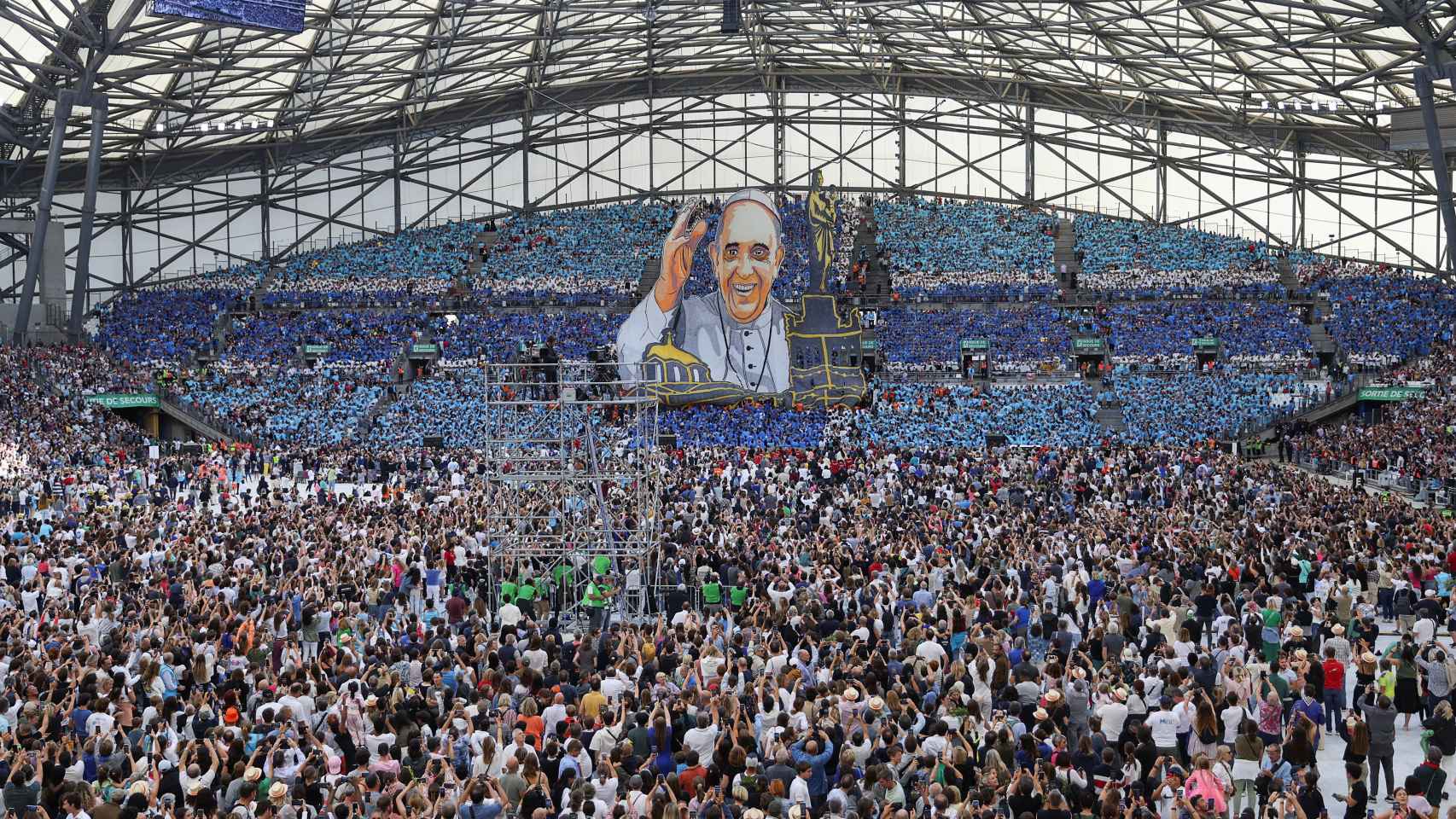 'Tifo' del Papa Francisco en la grada del Velódromo de Marsella