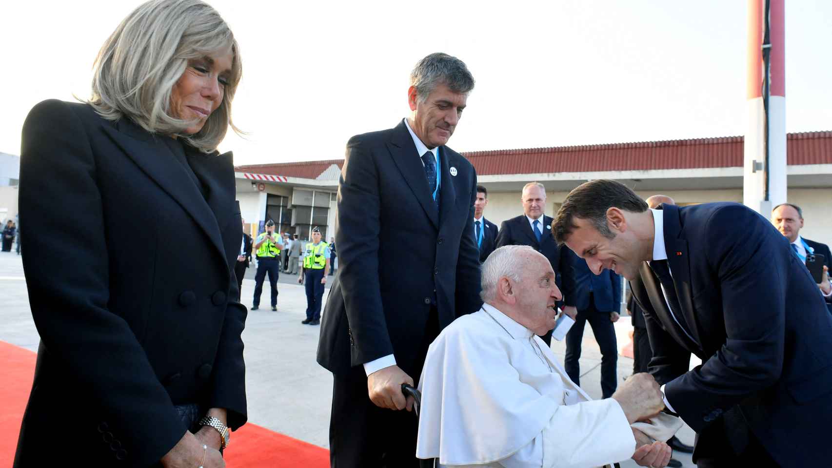 El Papa Francisco se despide de Macron y su mujer en el aeropuerto