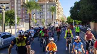 Más de 500 deportistas protestan en Elche contra el desmantelamiento de carriles bici