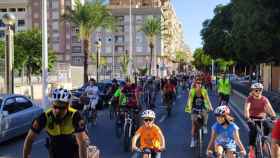 Una marcha ciclista protesta en Elche contra el desmantelamiento de carriles bici