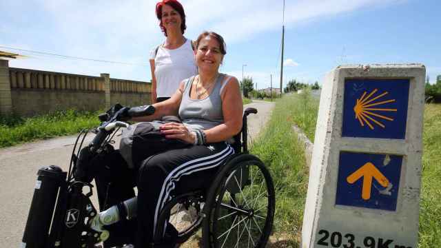 La peregrina Sabrina Tosolino, realiza el Camino de Santiago en silla de ruedas junto a su acompañante Alcidia Ana Molinari, a su paso por Ponferrada