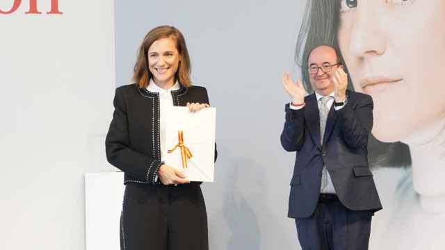 La directora Carla Simón, que recibe el Premio Nacional de Cinematografía 2023, y el ministro de Cultura Miquel Iceta. Foto: Europa Press