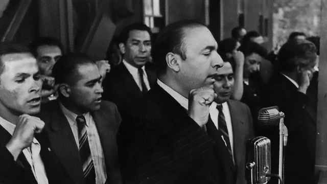 Con el puño en alto, Neruda reivindicó a Lenin: “Para cantarte debo decir adiós a las palabras”. Foto: Biblioteca Nacional de Chile