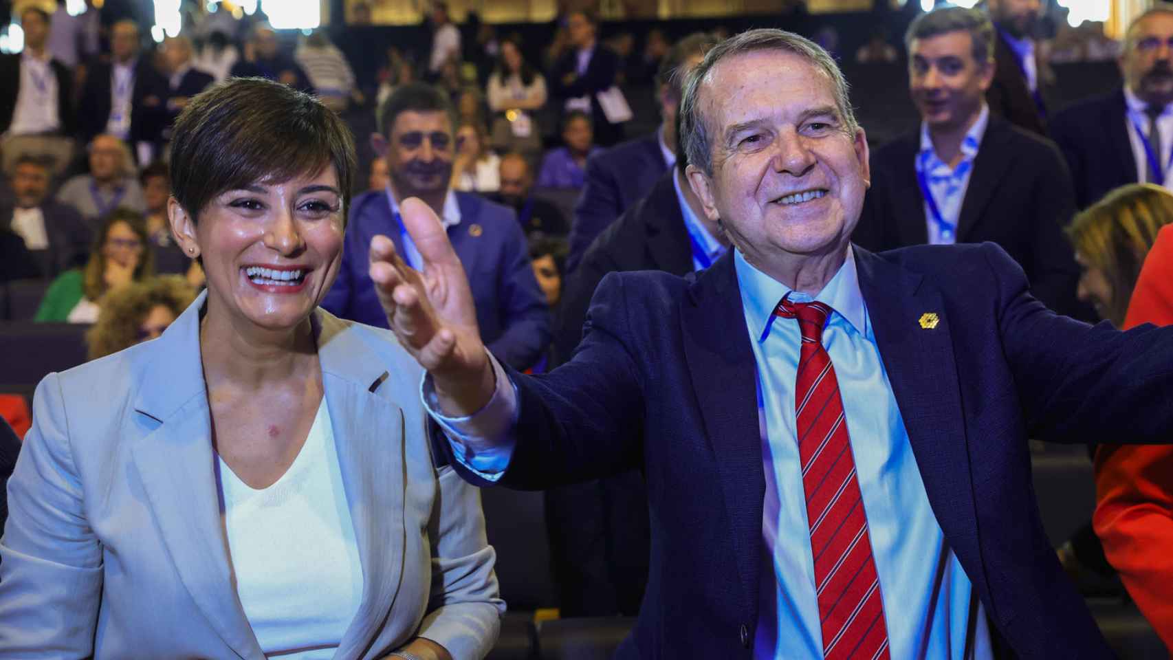 El alcalde de Vigo Abel Caballero junto a Isabel Rodríguez, ministra de Política Territorial este sábado durante la celebración del Pleno de la FEMP.