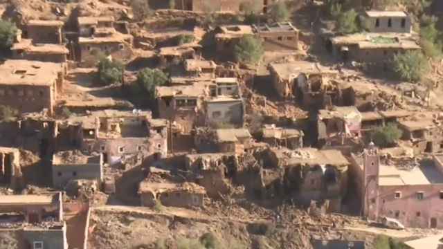 El helicóptero sobrevuela el pueblo de Lijoukak desolado por el terremoto de Marruecos.