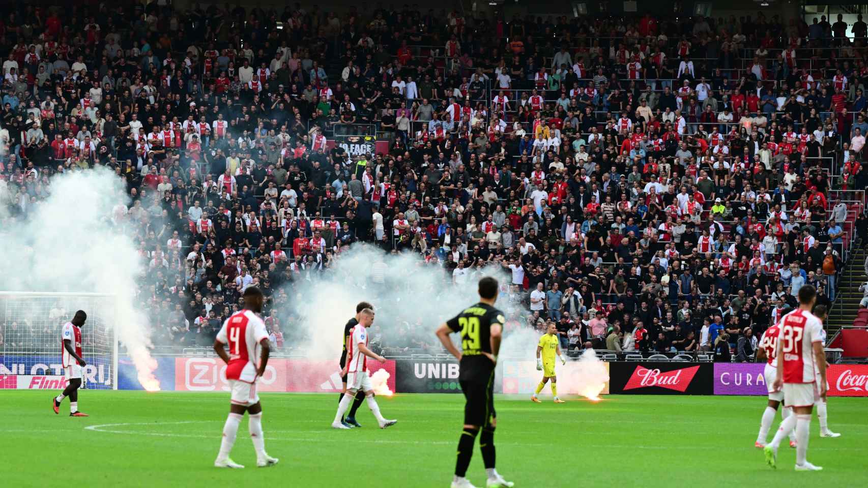 Momento en el que se para el partido entre el Ajax y el Feyenoord