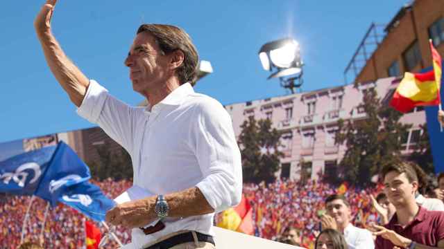 El expresidente del Gobierno José María Aznar saluda durante la manifestación organizada por el PP, en la plaza de Felipe II, Madrid.