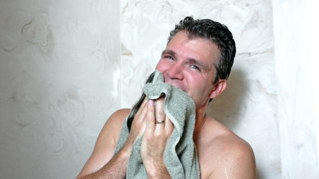 Imagen de un hombre secándose tras una ducha.