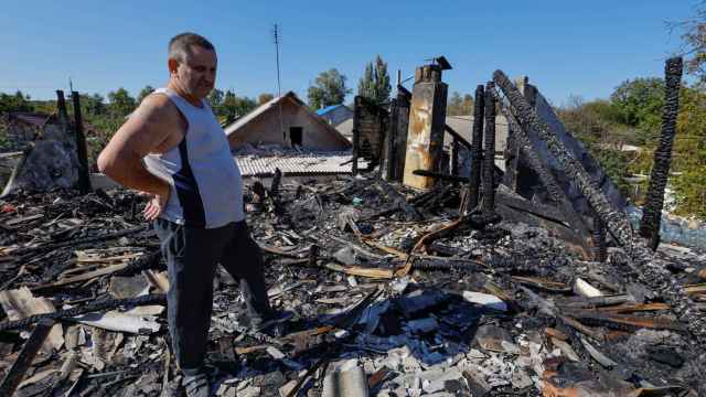 Un ciudadano de Donetsk en las ruinas de su casa