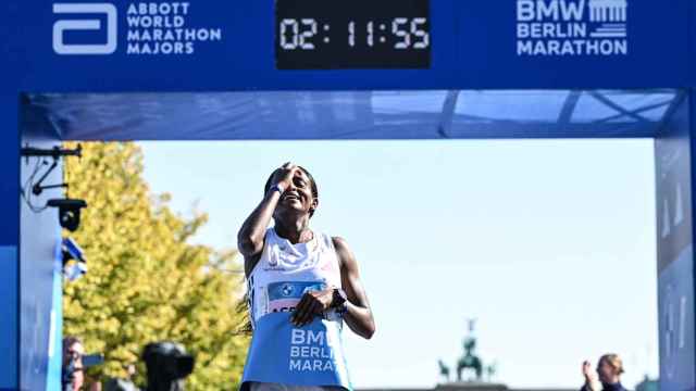 Tigst Assefa entra en la meta con su nuevo récord del mundo en el Maratón de Berlín.