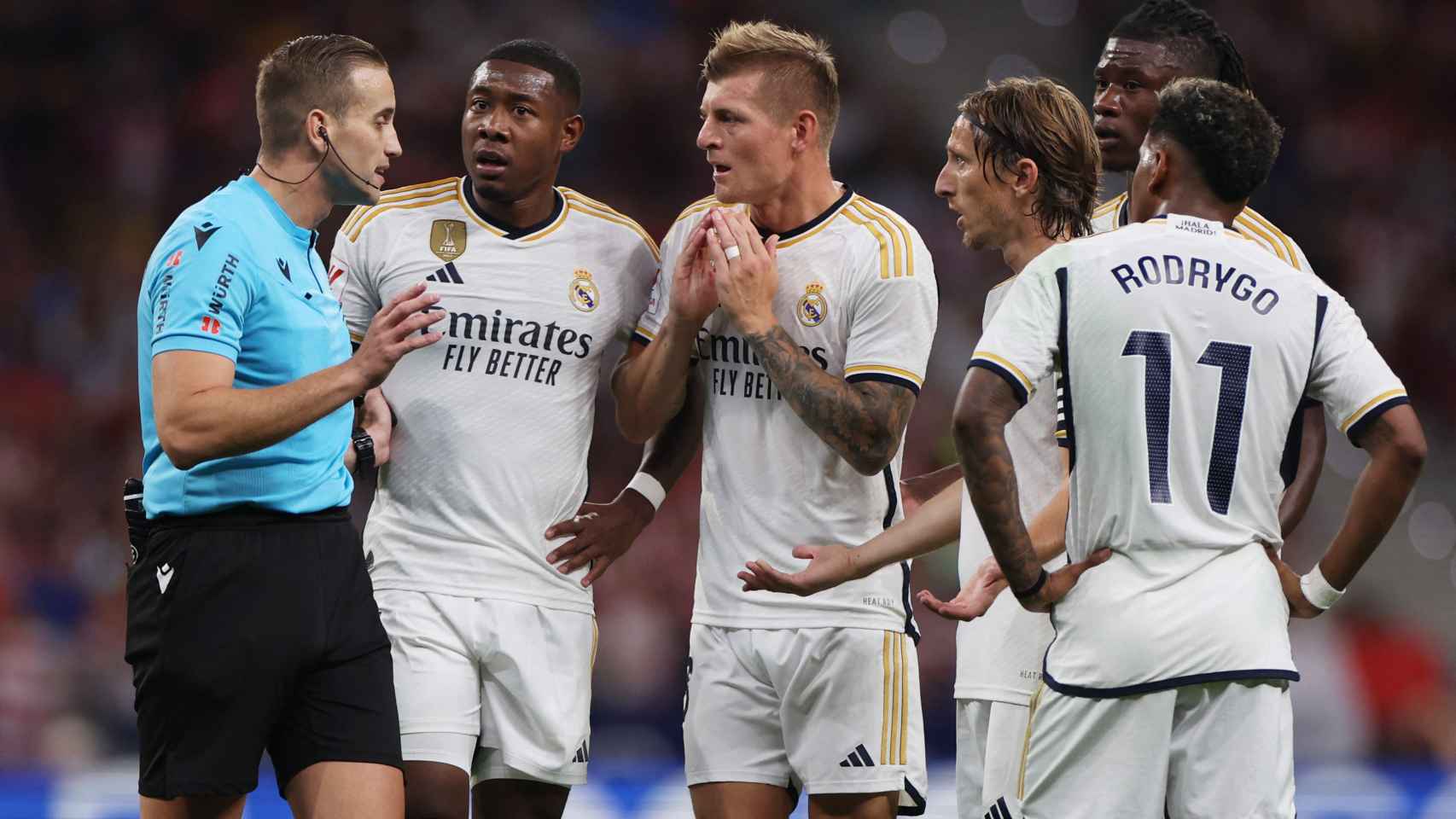 Los jugadores del Real Madrid reclaman una acción a Alberola Rojas