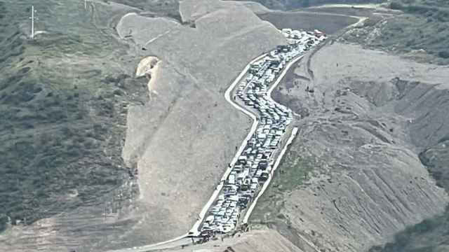 Una caravana de vehículos de karabajíes que se mudan a Armenia por el corredor de Lachín, este lunes.