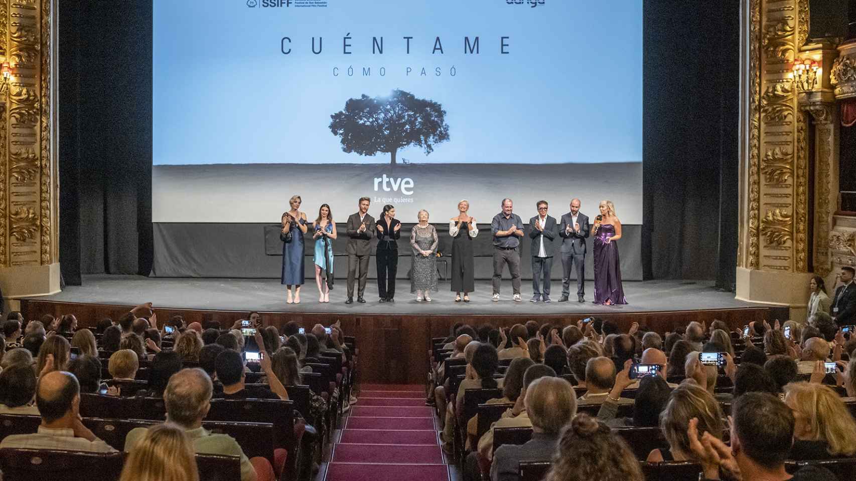 El elenco de 'Cuéntame' en el Teatro Victoria Eugenia.