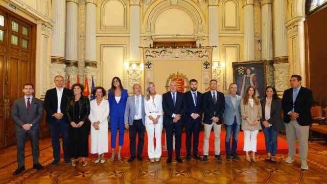 Foto de familia del equipo de gobierno en el Ayuntamiento de Valladolid