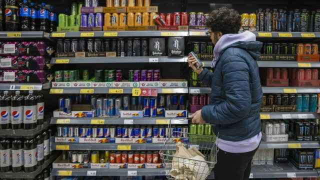 Estanterías en un supermercado con bebidas energéticas.