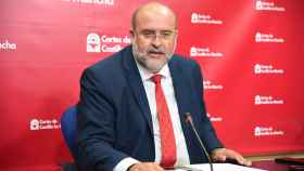 El vicepresidewnte de Castilla-La Mancha, José Luis Martínez Guijarro, este lunes en las Cortes regionales
