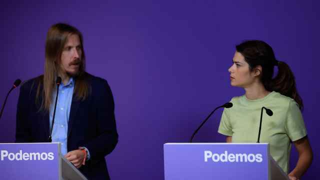 Los portavoces de Podemos, Pablo Fernández e Isabel Serra, este lunes en la sede del partido.