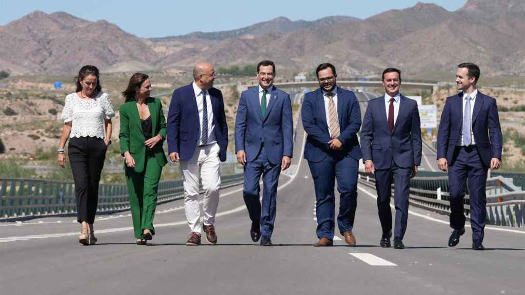 El presidente de la Junta de Andalucía, Juanma Moreno, en la inauguración de los últimos tramos de la autovía del Almanzora.
