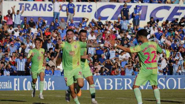 Roberto celebra el gol del Málaga CF contra el Linares.