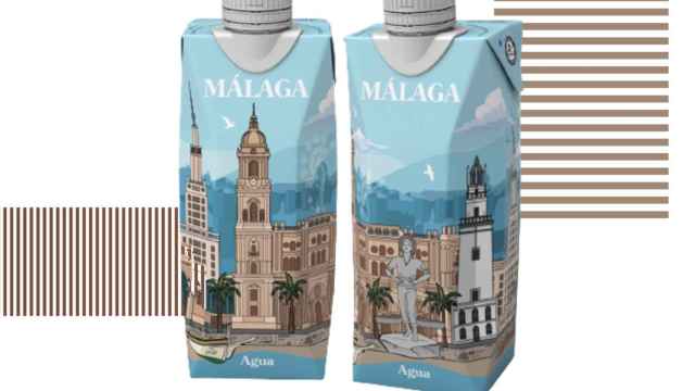 Dos de los diseños de botellas de agua, en este caso con temas de Málaga.