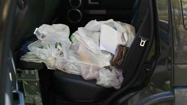 Esta es la multa que te pueden poner por llevar las bolsas de la compra en el asiento trasero.
