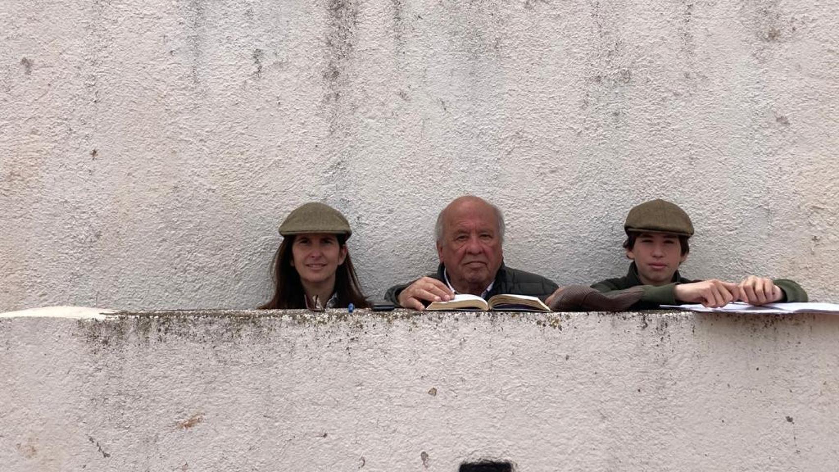 Pepa Jiménez con su padre y un hijo en un tentadero.