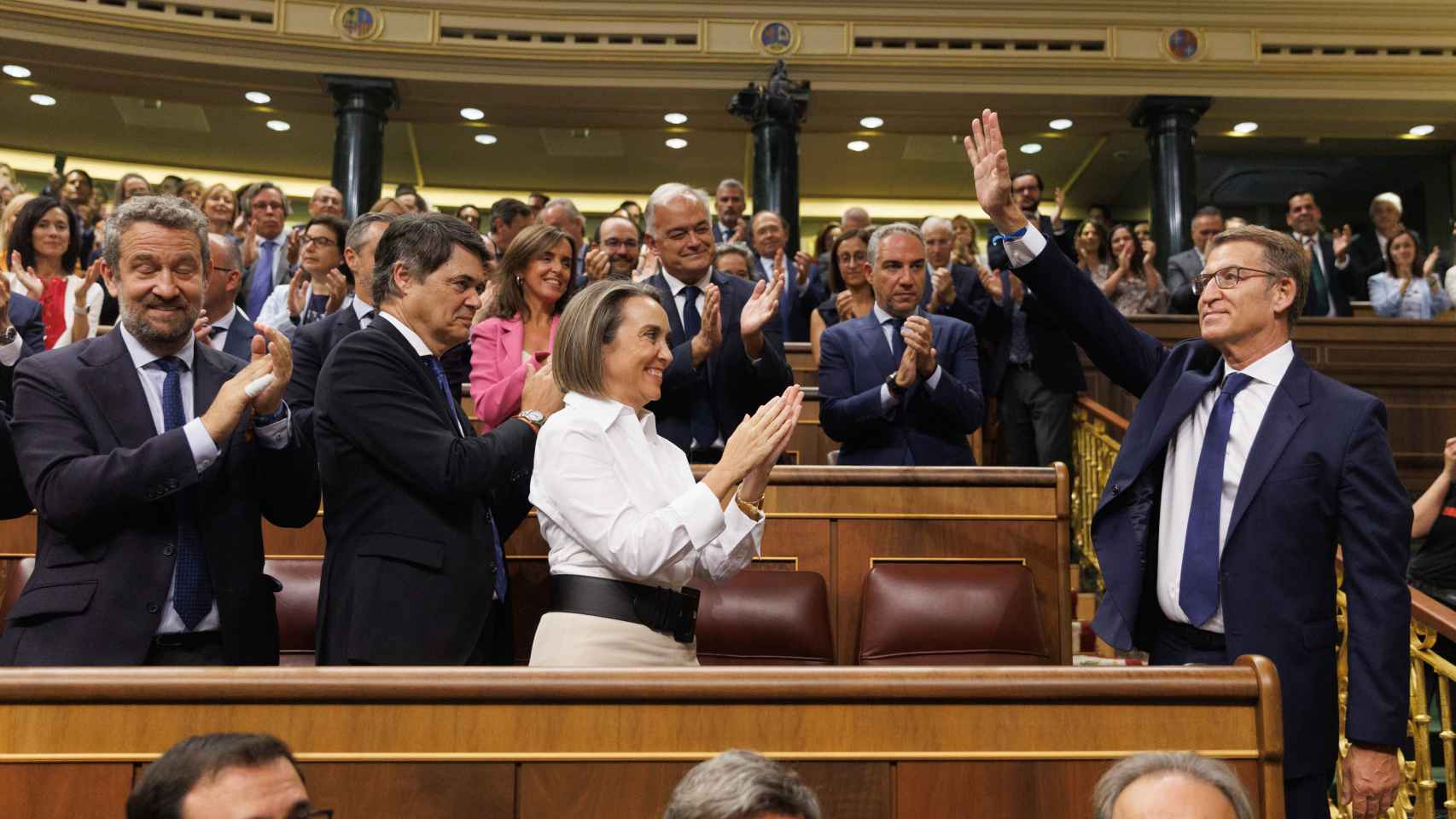 El líder del PP y candidato a la Presidencia del Gobierno, Alberto Núñez Feijóo, saluda durante la primera sesión del debate de investidura del líder del PP, en el Congreso de los Diputados.