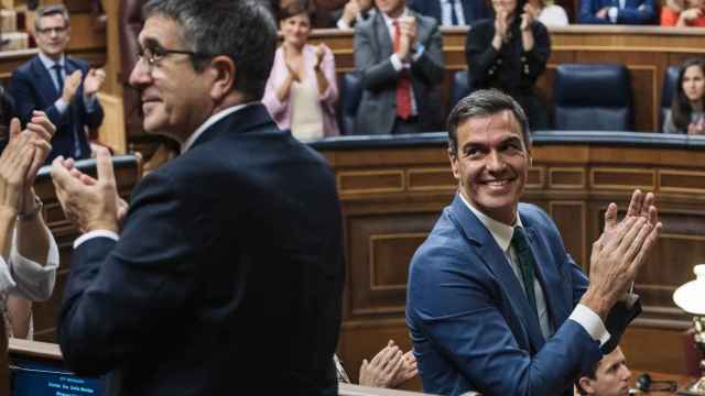 El portavoz del PSOE en el Congreso, Patxi López, y el presidente del Gobierno en funciones, Pedro Sánchez , aplauden durante la primera sesión del debate de investidura del líder del PP.