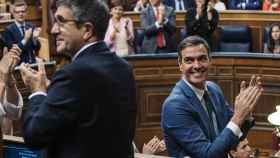 El portavoz del PSOE en el Congreso, Patxi López, y el presidente del Gobierno en funciones, Pedro Sánchez , aplauden durante la primera sesión del debate de investidura del líder del PP.