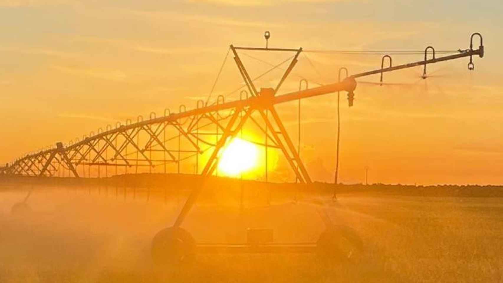 Vista de una instalación de riego para agricultura frente a la puesta de sol.