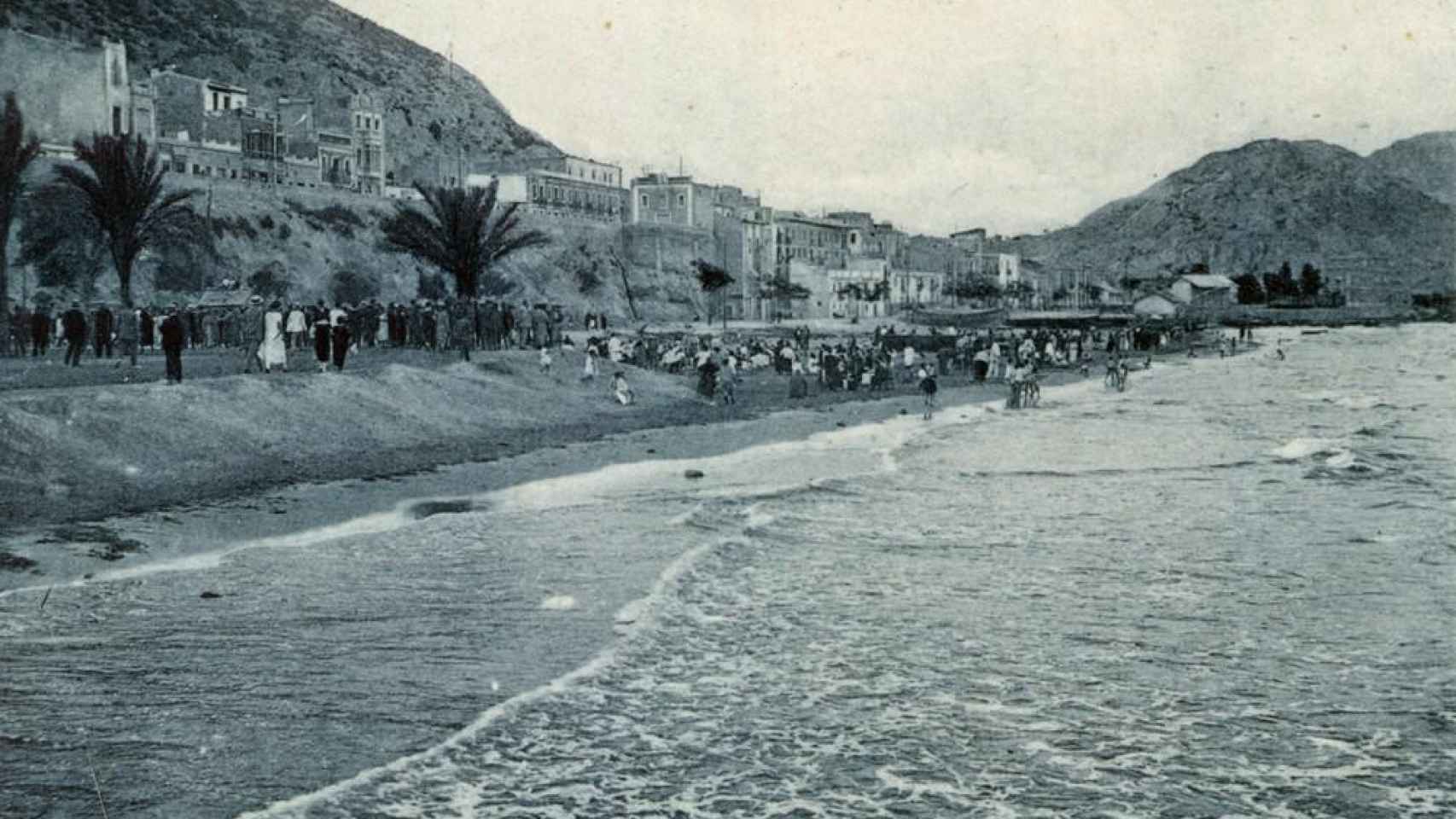 Una vista de la playa del Postiguet de Alicante hace un siglo.