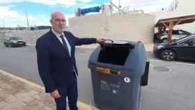 El vicealcalde de Alicante, Manuel Villar, junto al nuevo contenedor marrón.