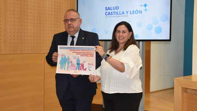 El consejero de Sanidad, Alberto Vázquez, y la directora general de Salud Pública, Sonia Tamames, en la presentación de la campaña de vacunación 2023-2024 de Castilla y León