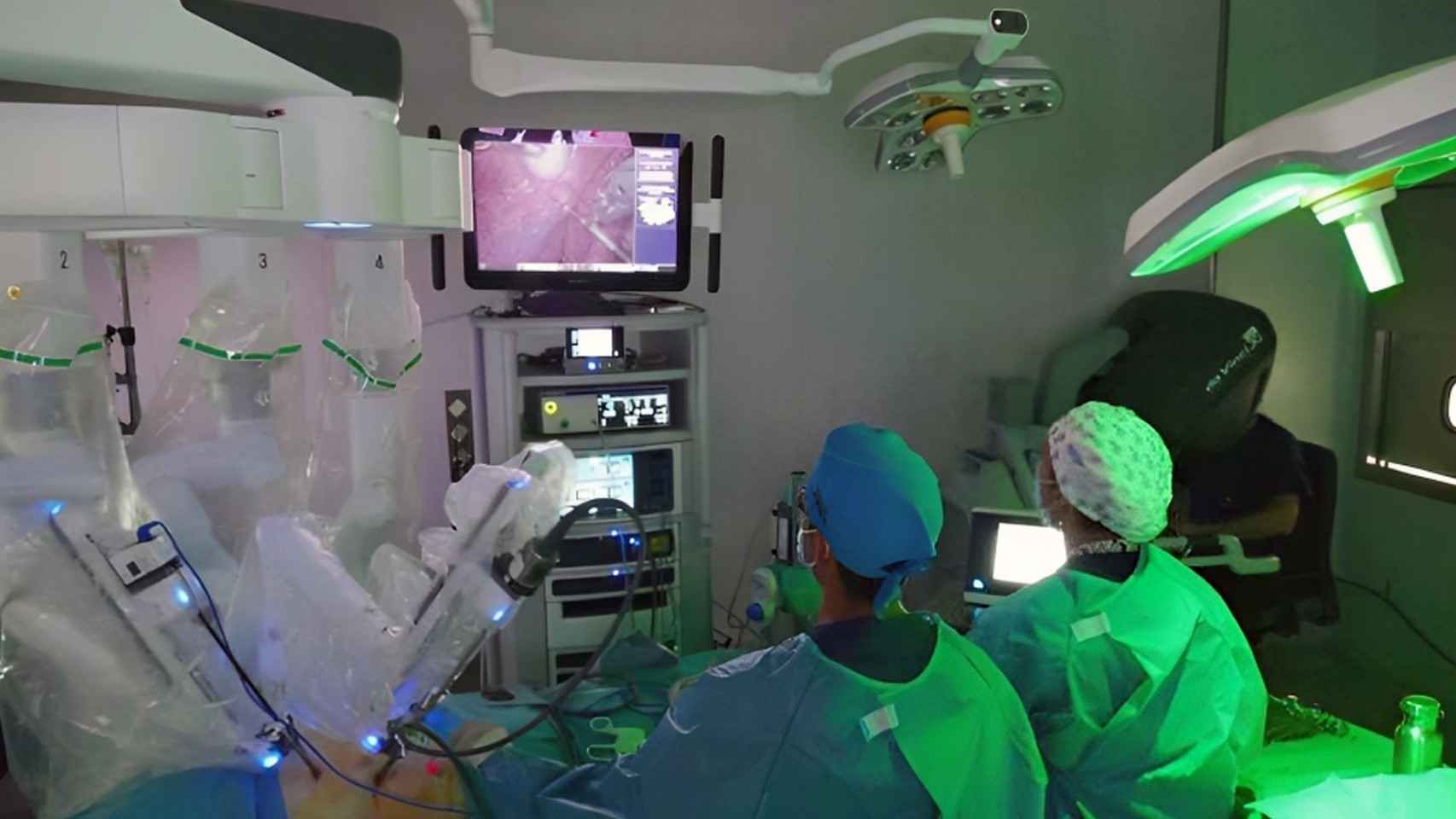 El doctor Javier Moradiellos opera con el robot quirúrgico Da Vinci.