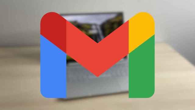 Fotomontaje del logotipo de Gmail con un ordenador