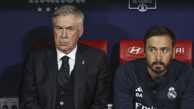 Carlo Ancelotti y su hijo Davide en el banquillo del Metropolitano