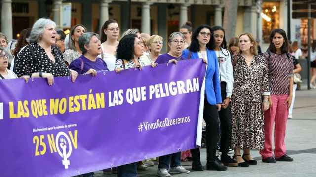 Marisol Illescas, con chaqueta azul, junto a su hija, con sudadera blanca, en la concentración feminista.