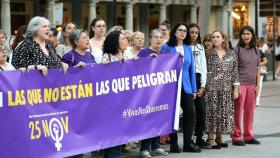 Marisol Illescas, con chaqueta azul, junto a su hija, con sudadera blanca, en la concentración feminista.